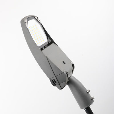 Lumière de rue à LED sur route noire personnalisée